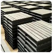 Tarimas negras de plástico reciclado PEAD — Tarimateck para almacén e industria